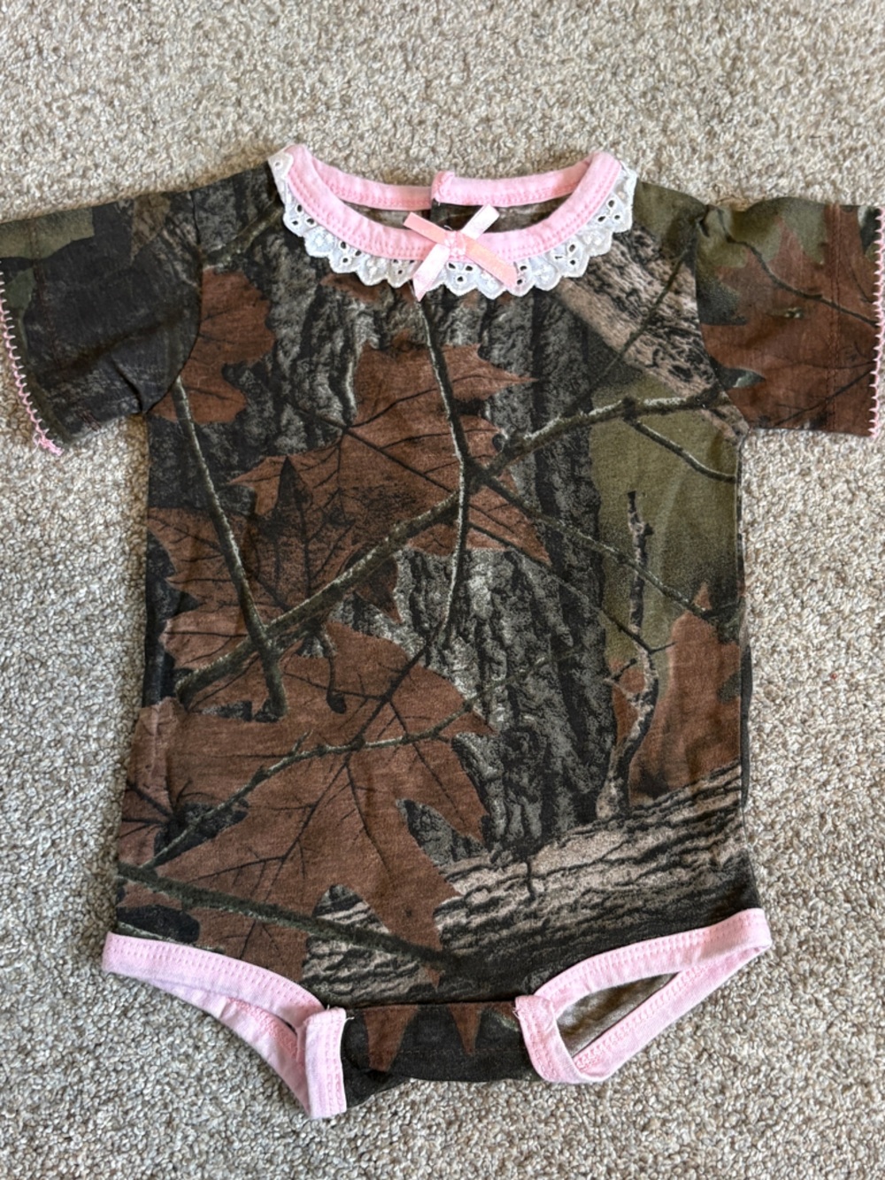 Baby Camo Hunting Short Sleeve Bodysuit pink edges & collar size 3-6 months